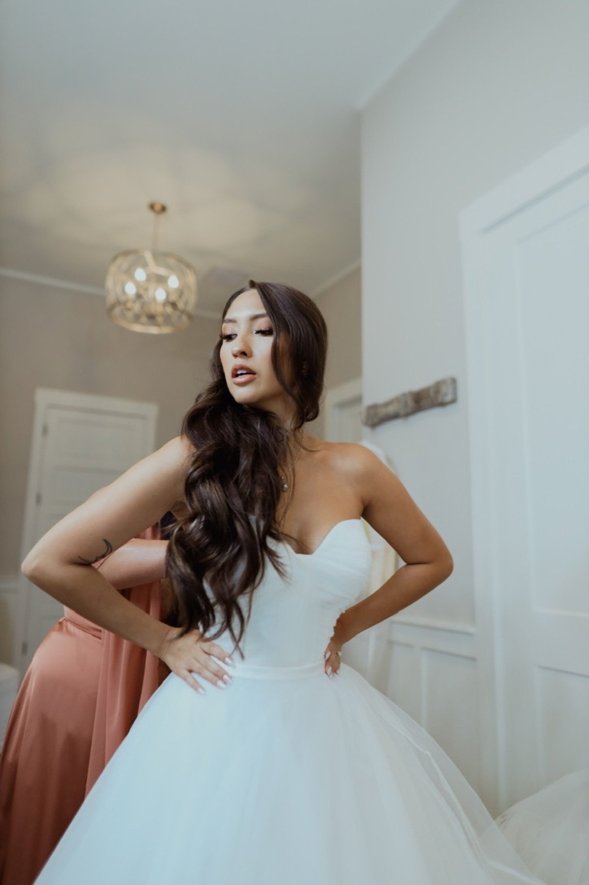 Austin bride holding a romantic peach and ivory bouquet